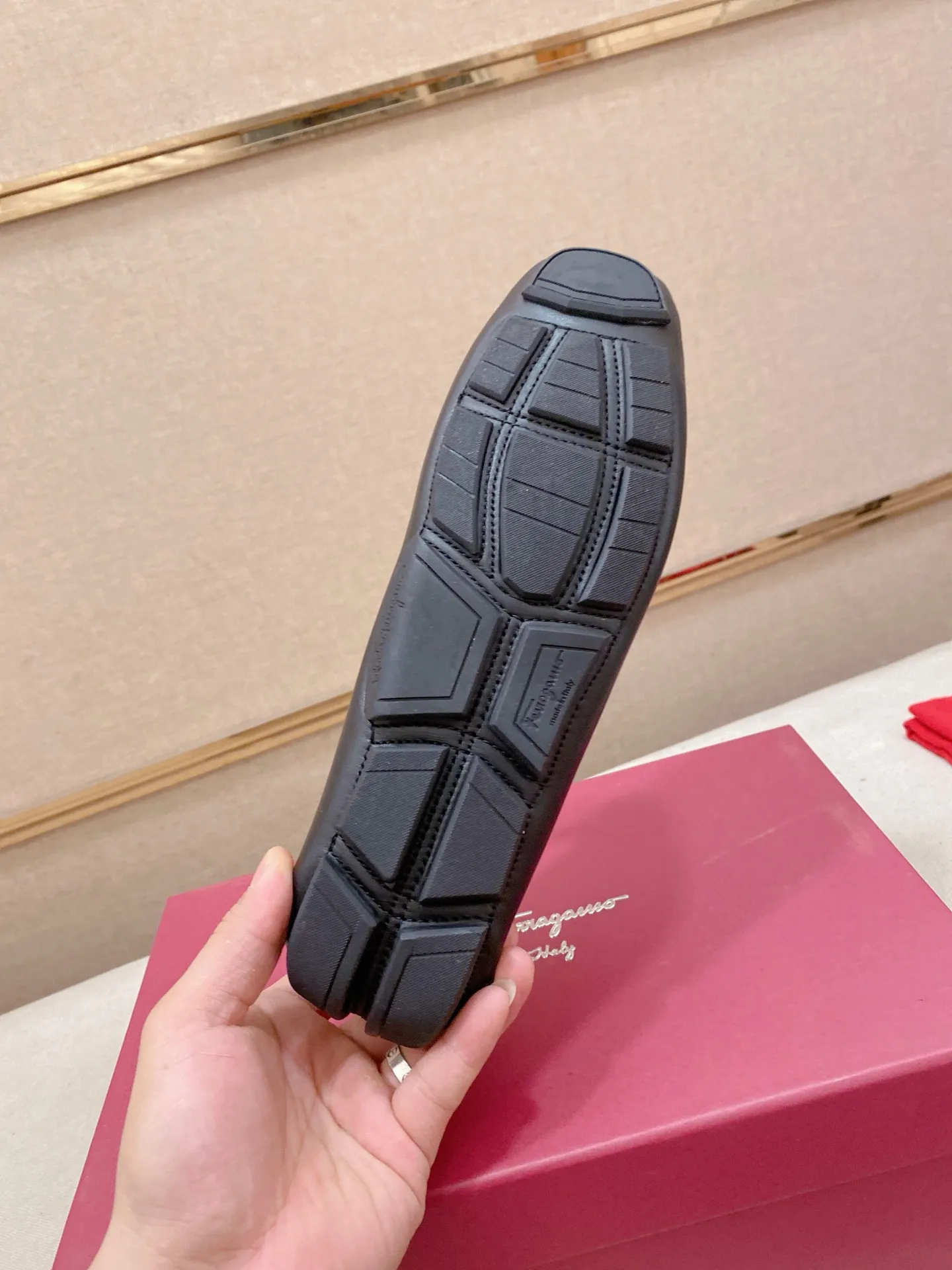 Factory price: 540💰High-end quality! Ferragamo🆕🆕Exclusive hot-selling products in stock🔥🔥New products on the shelves, high-quality Ferragamo men's pea shoes, high-end casual driving shoes, with complete packaging! 💪 💪 Material: imported first-layer cowhide 🐂 + imported high-quality water-dyed cowhide lining + wear-resistant outsole 👍🏻👍🏻 Features: high-end and comfortable, purely handmade 🚀 🚀 Create the perfect shoe that suits you best 🔥 🔥 Size: (38-44) 45 standard size can be customized!